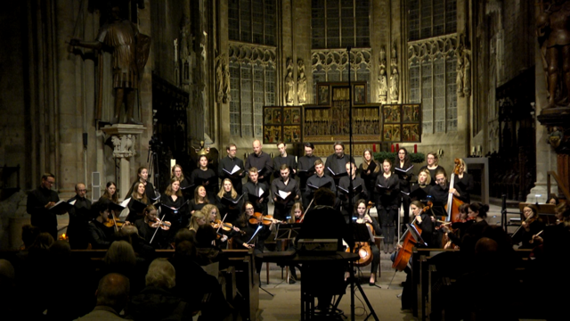 Ein Chor singt in einer gothischen Kirche ein Konzert